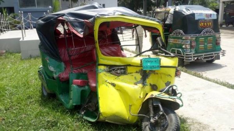 Autorickshaw smashed in Khulna, driver killed
